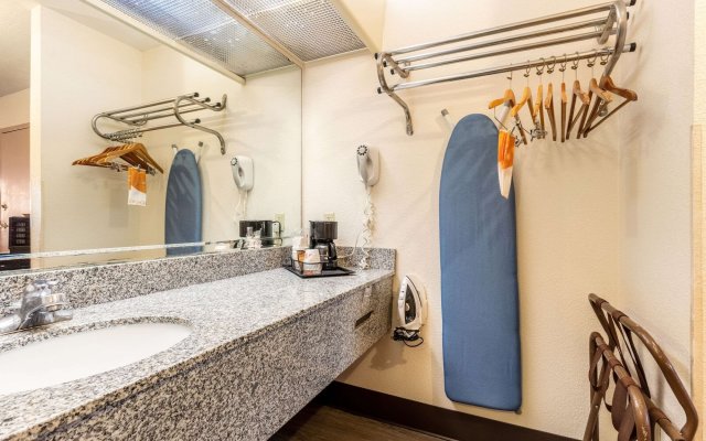 Econo Lodge Inn & Suites Memphis East