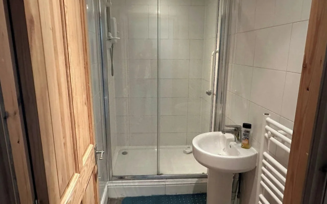 Spacious House- Parking, Garden & Central Location