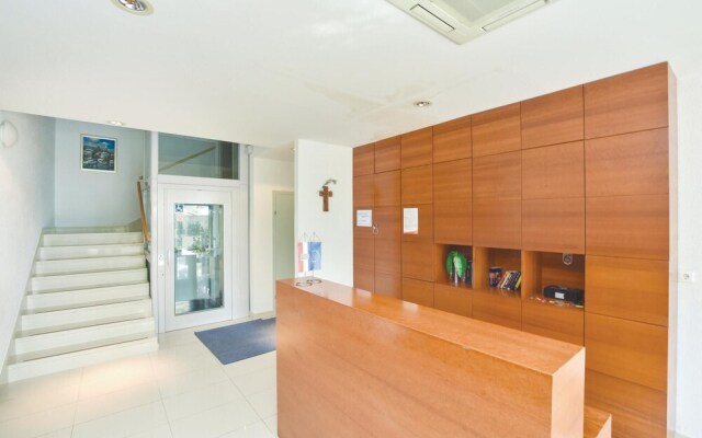 Awesome Home in Duce With Wifi and 9 Bedrooms
