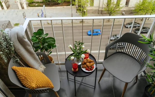 Sunny 2BR Flat - Top Location - Amazing Balcony