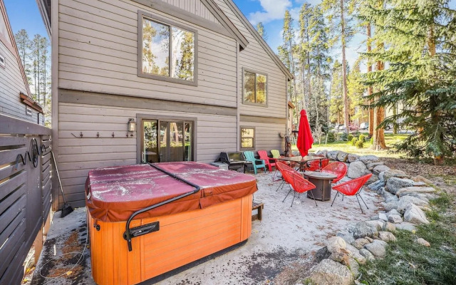 Park Forest  4 Bedroom Home by RedAwning