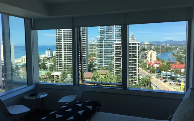 Upmarket Apartment at Beach