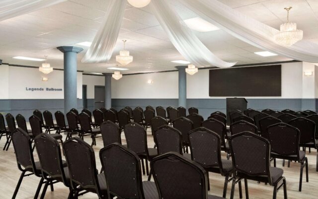 Travelodge by Wyndham Conference Centre & Suites Whitecourt