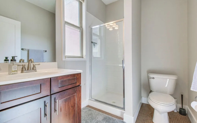 Vibrant Downtown Cincinnati Townhome w/ Sauna!