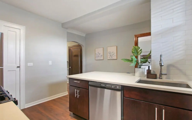 Classic & Charming 2BR Apt in Lincoln