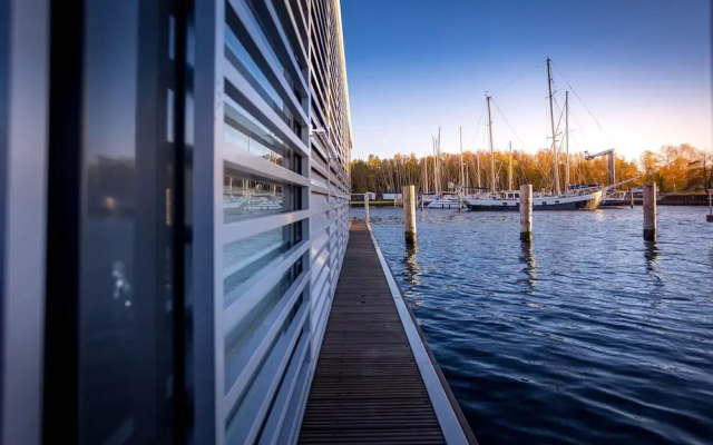 Modern Houseboat for 4 Guests