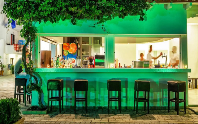Xenios Dolphin Beach Hotel