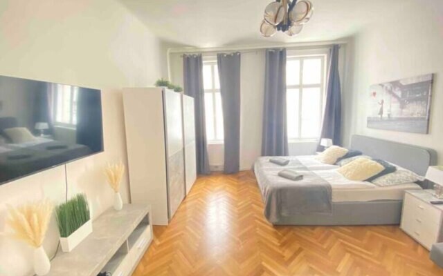 City Apartment - 5 min to Metro