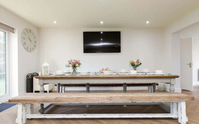 Beautiful 4-bed Close to South Downs Goodwood