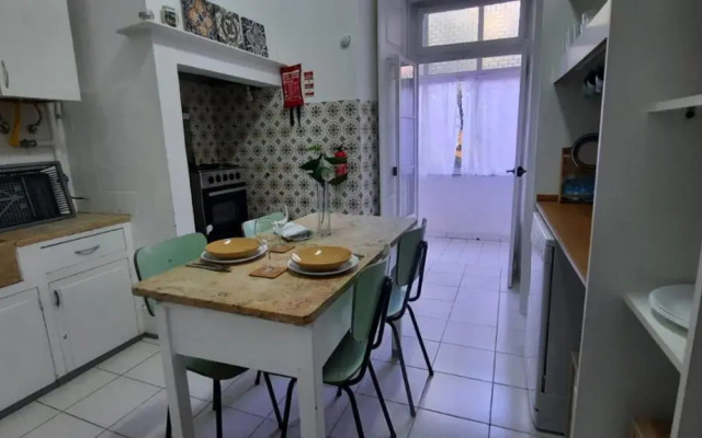 Sunny Terrace Apt, Close to Downtown! 2 Bedroom Flat