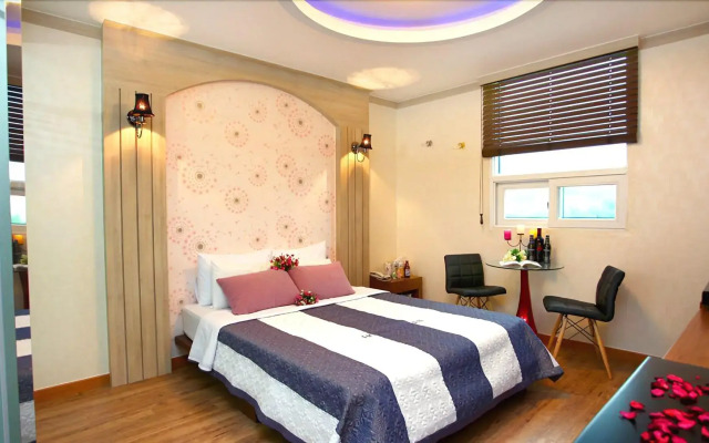 Q Hotel