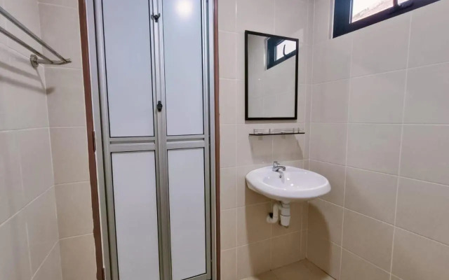 Capital O 90897 Island City Hotel