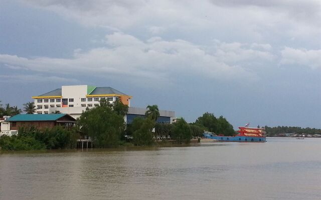 Seaview Riverside.