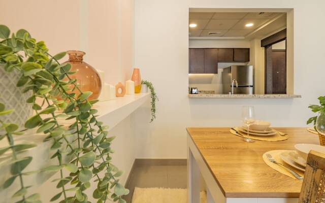 Charming Tropical Apartment Minutes To Dubai Mall