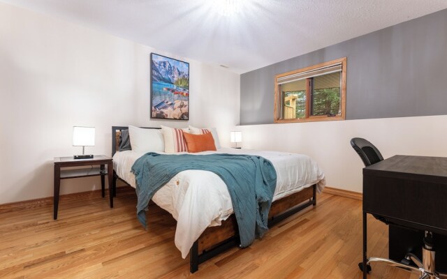 Mountain Chalet 2Min to Jasper Park Gate