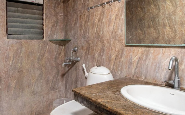 Stayz Inn near Marina Beach