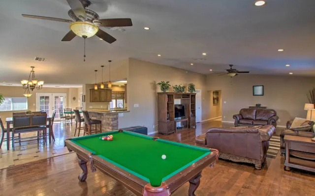 Group Getaway w/ Pool & Putting Green in Glendale