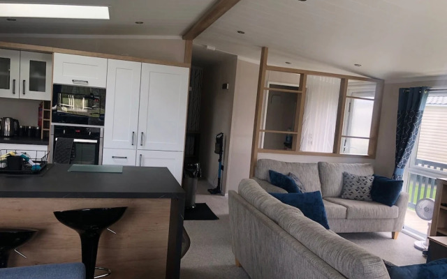 7 Guests - 3 Bedrooms - Pool - Balcony - Parking
