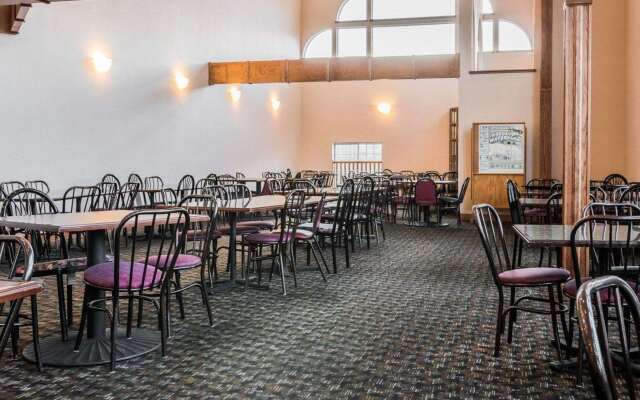 Clarion Hotel Mackinaw City Beachfront