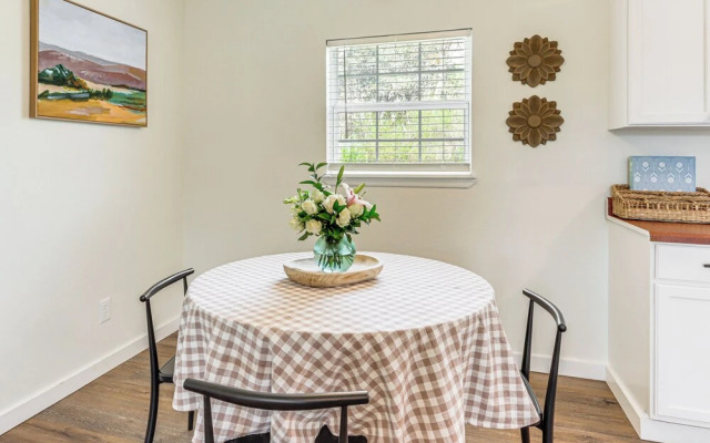 4 Mi to Dtwn: Dog-friendly Fayetteville Home