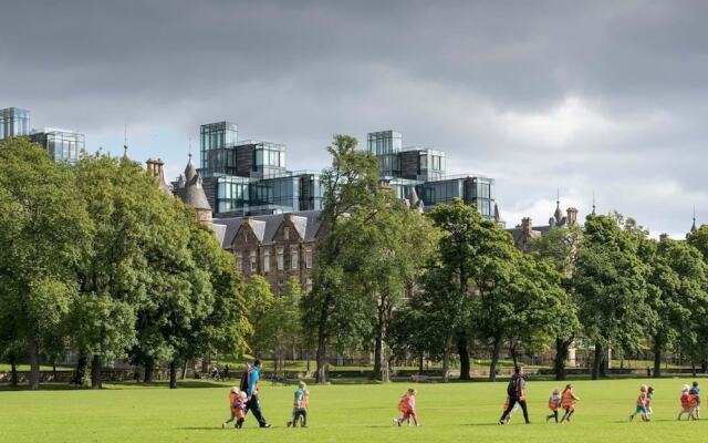Modern Yet Homely Quartermile Apartment With Elevator