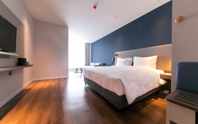 Holiday Inn Express Shanghai Tangzhen by IHG