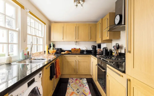 Mayfair 3-bed 6-guest W/patio & ac Berkeley Square