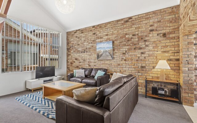 The Pines, 5/4 Messines Street