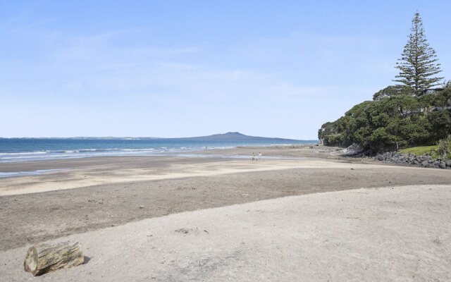 Dazzling Mairangi Bay Retreat Sea Views