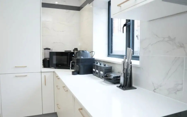 Charming London House - Sleeps 4 & Outdoor Space