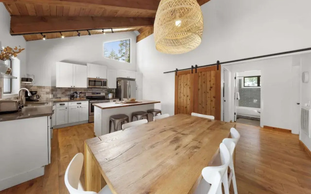 Bright & Modern Cabin Luxury Home in Carnelian Bay!