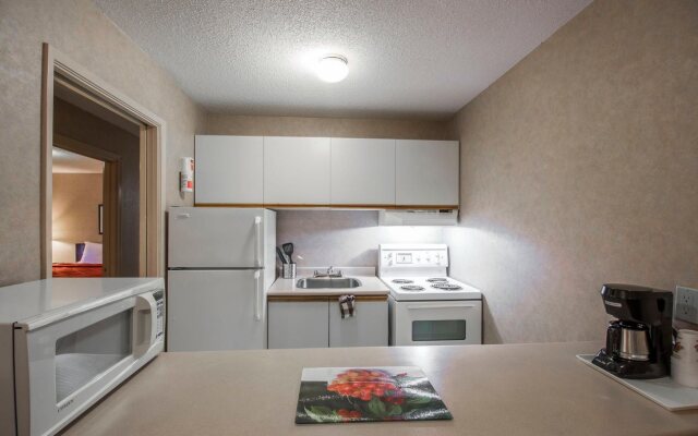 Econo Lodge & Suites