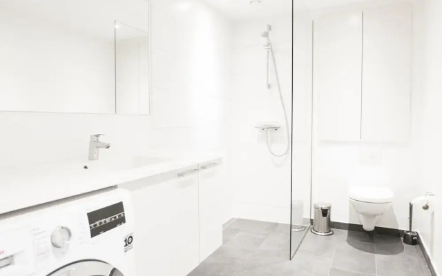 Spacious 1-bed w Private Terrace
