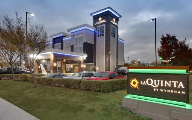 La Quinta Inn & Suites by Wyndham Dallas Love Field