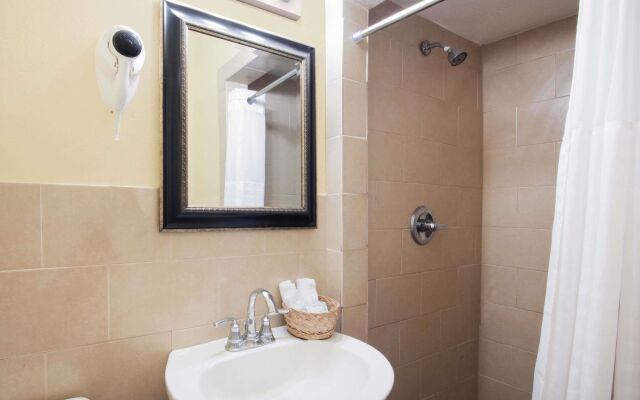 Executive Inn and Kitchenette Suites