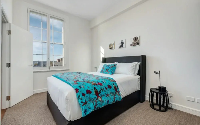 Inner-city Apartment Minutes Walk to Dining Hubs