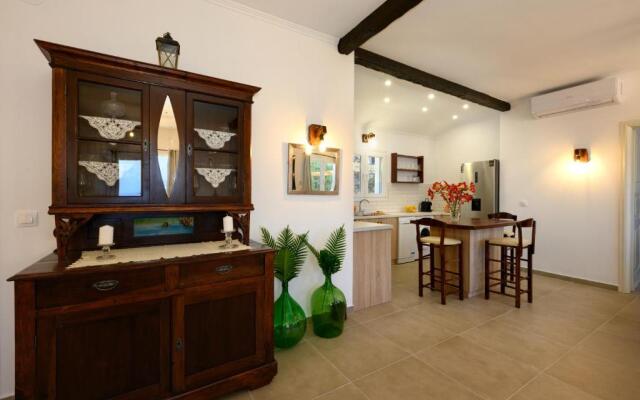Kaliva Country House with private beach access and pool