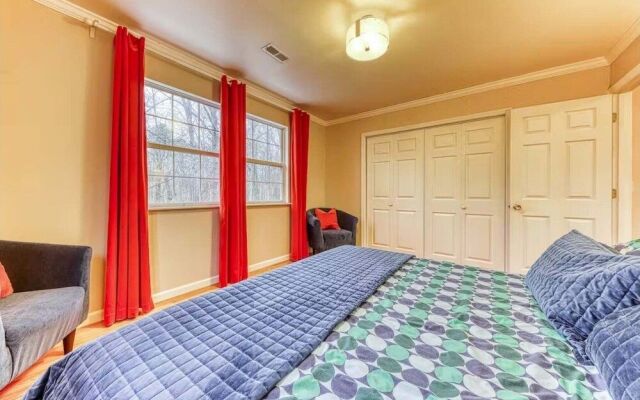Peaceful Getaway 3 Bedroom Home by Redawning