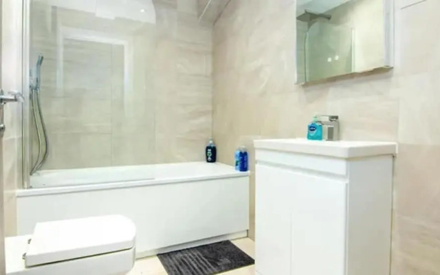 Spacious 1 bed Flat With View