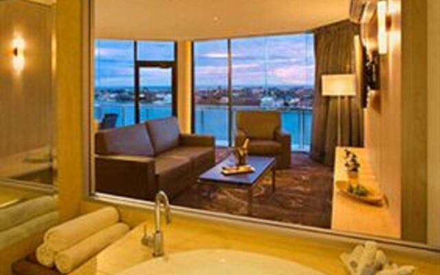 Lakes Hotel