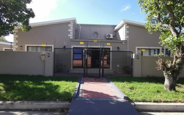 Lucolo Palace B&B - East London