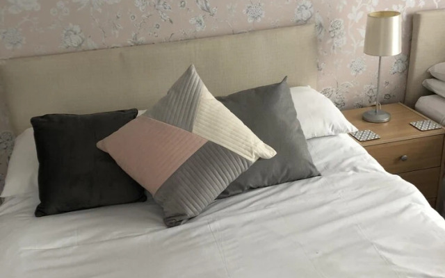 Basingstoke En Suite Room in Garden Annex