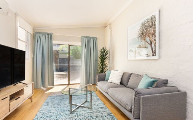 Ultimo 1 bed. furnished house w parking