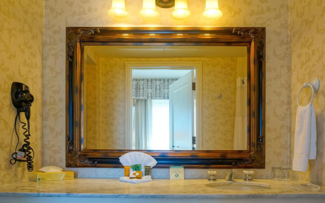 Gaslamp Plaza Suites