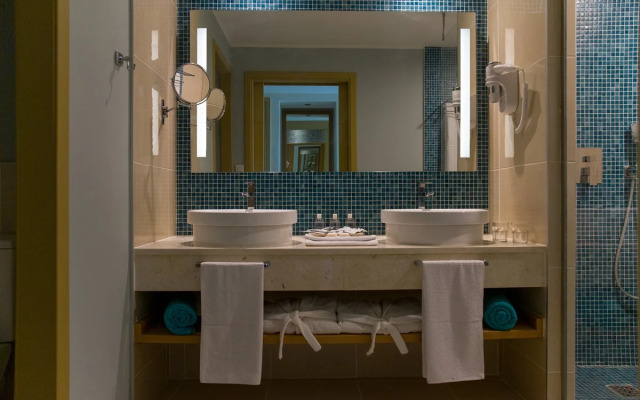 Gran Muthu Almirante Beach