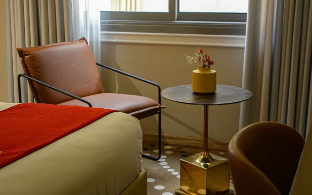 Redwaves Hotel