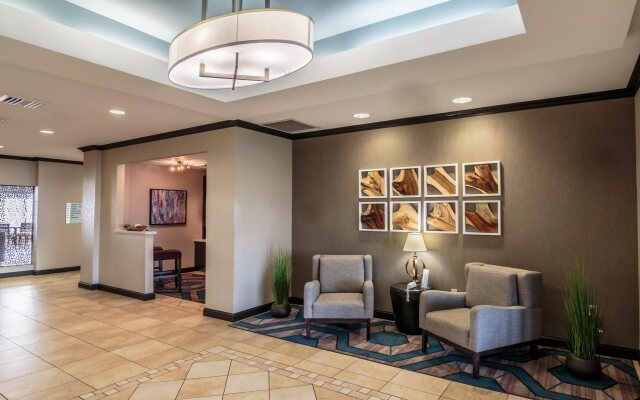 Holiday Inn Express & Suites Farmington by IHG