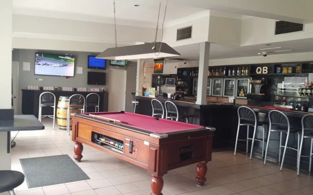 Nightcap at Queens Beach Hotel