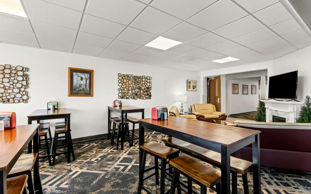Americas Best Value Inn Tahquamenon Country