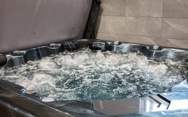 Private Hot Tub, Sauna, Ice Bath Gym Apartment